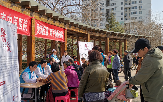 【学雷锋日】安博体育平台,安博体育（中国）举办“爱满京城，牵手智慧家医”志愿服务活动(图2)