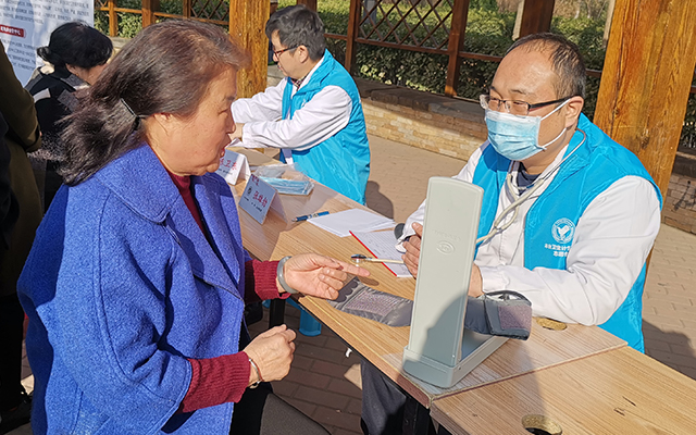 【学雷锋日】安博体育平台,安博体育（中国）举办“爱满京城，牵手智慧家医”志愿服务活动(图5)